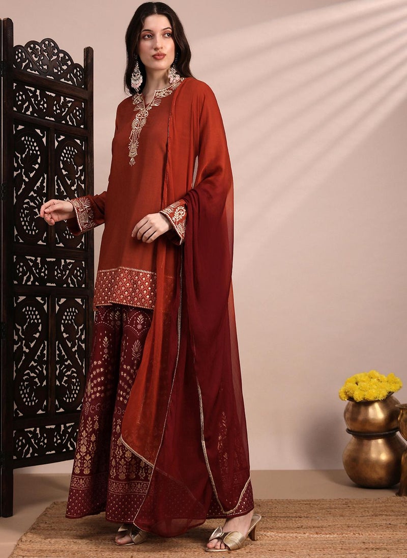 جلو باص طقم نسائي جلابيات مطرزة بالزاري باللون البرتقالي بياقة مستديرة مع بنطلون شارارا بطبعة فويل كاملة ودوباتا متدرجة اللون للمناسبات - Image 3